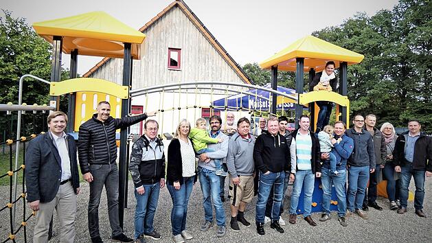 Der &Uuml;bergabe des Spielplatzes wohnten auch mehrere Marktgemeinder&auml;te bei. B&uuml;rgermeister Martin Bernreuther (Zweiter von links) lud noch zu einem Umtrunk und einer kleinen Brotzeit ein.