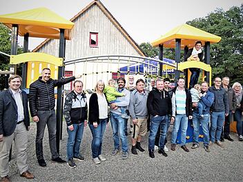 Der Übergabe des Spielplatzes wohnten auch mehrere Marktgemeinderäte bei. Bürgermeister Martin Bernreuther (Zweiter von links) lud noch zu einem Umtrunk und einer kleinen Brotzeit ein.