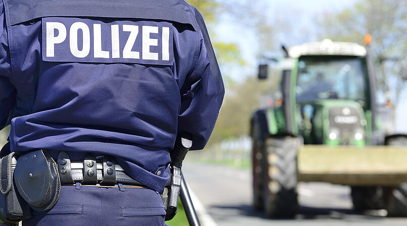 Mann (36) f&auml;hrt Traktor im Kreis N&uuml;rnberger Land auf Drogen - dabei tippt er auf dem Handy herum