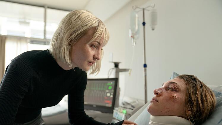 Sofia (Antonia Moretti rechts) ist eine der wenigen Überlebenden aus dem Bus. Doch ihre Frau Emmi (Sarah Mahita) erkennt sie nicht.