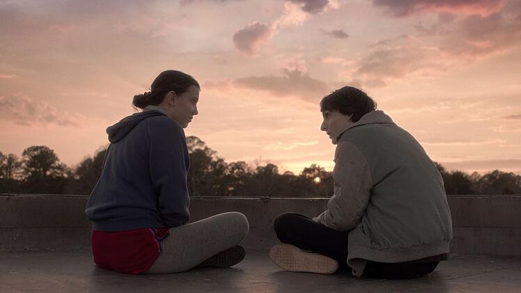 Unbeschwert einen Sonnenuntergang genie&szlig;en, das ist f&uuml;r Eleven (Millie Bobby Brown) und Mike (Finn Wolfhard) ein Traum.