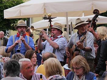 Garanten für gute Stimmung sind die "Spreublöäser" mit ihrer urigen, handgemachten Musik. Fotos: Gerd Schaar