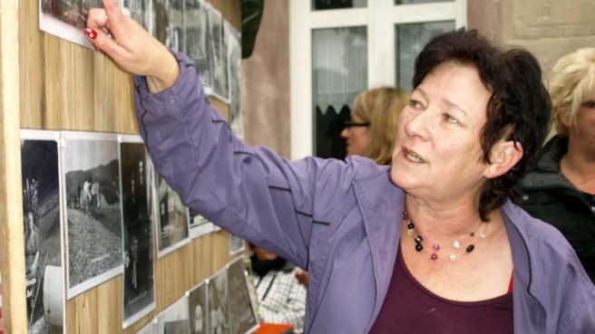 Margrita Baaser erklärt "ihre" Schätze, die alten Bilder aus Steinwiesen.