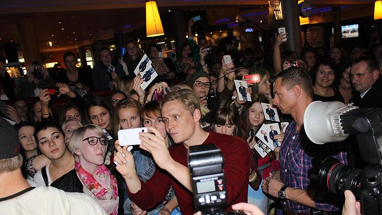 Umringt von Frauen - so mancher Mann würde sicher gerne mal in Schweighöfers Haut stecken.
