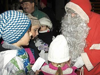 Fast 50 Kinder holten sich beim Nikolaus ein Geschenkpäckchen ab.  Foto: Susanne Deuerling