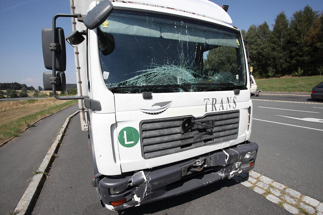 Lkw kracht in abbiegenden Familienwagen - Vier Verletzte