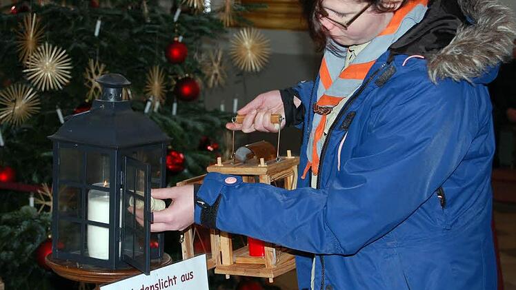Stammesvorsitzende Agnes Hümmer entzündete das Licht vor dem Gnadenaltar in der Basilika Vierzehnheiligen. Foto: Andreas Welz
