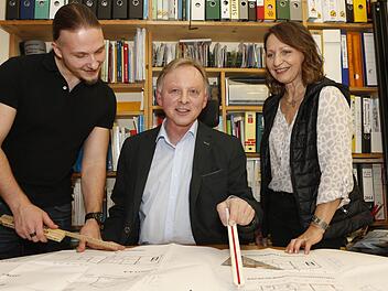 Günther Stenglein (Mitte) mit Ehefrau Birgit und Sohn Andreas im Büro der Zimmerei in Schmeilsdorf. Foto: Matthias Hoch