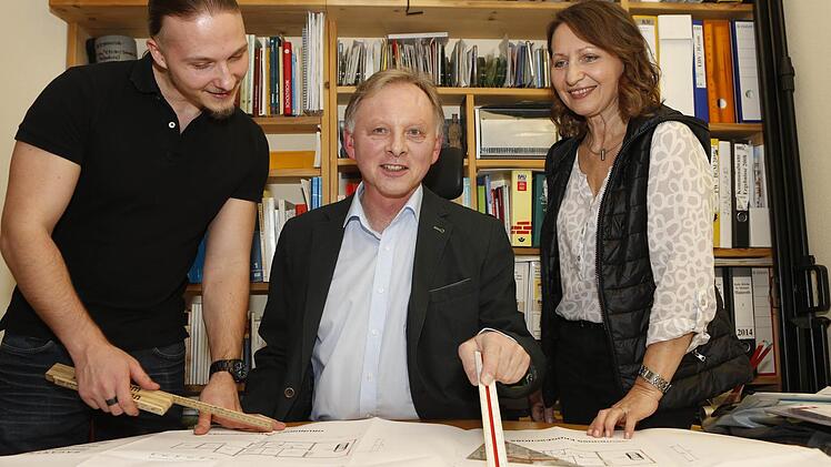 Günther Stenglein (Mitte) mit Ehefrau Birgit und Sohn Andreas im Büro der Zimmerei in Schmeilsdorf. Foto: Matthias Hoch