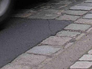 Nach dem Willen der Üschersdorfer sollen Pflaster und Asphalt gemischt werden. Foto: Symbolbild/Neuer