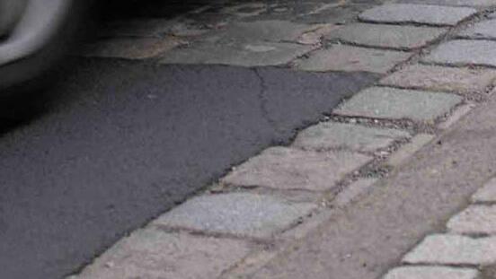 Nach dem Willen der Üschersdorfer sollen Pflaster und Asphalt gemischt werden. Foto: Symbolbild/Neuer