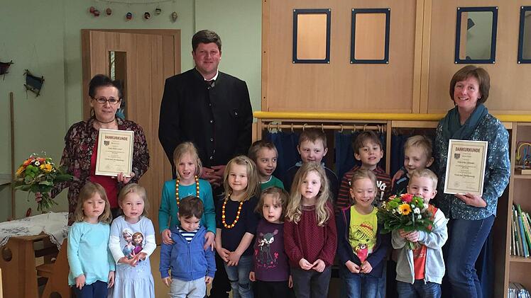 Die Erzieherinnen Elke Schneider und Anita Lauer feierten im Gerodaer Kindergarten ihr 25-jähriges Dienstjubiläum. Bürgermeister Alexander Schneider gratulierte, die Kinder bedankten sich mit einem Lied. Foto: Gemeinde