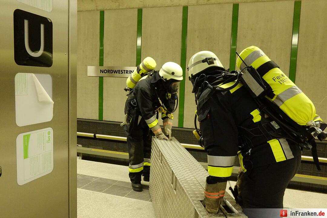 Feuerwehr probt Horrorszenario in der U-Bahn in Nürnberg