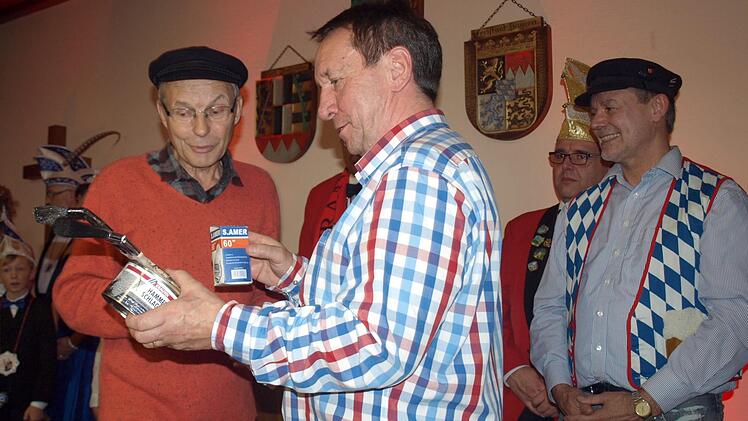 Nun kann er sein Rathaus anstreichen: Norbert Gräbner erhielt lange Pinsel und schwarze Farbe sowie kaputte Glühbirnen. Foto: Susanne Deuerling