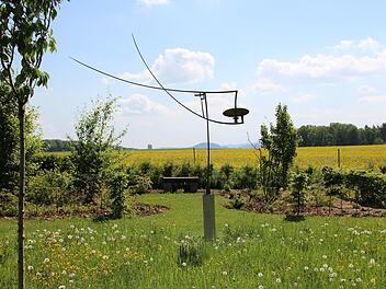 Das Klangobjekt  von Michael Ernst im Thieracher Garten ragt fast drei Meter in den weiten Himmel. Carolin Herrmann