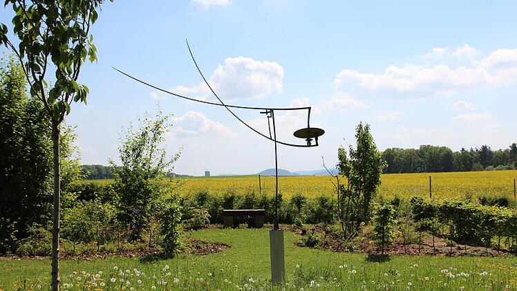 Das Klangobjekt  von Michael Ernst im Thieracher Garten ragt fast drei Meter in den weiten Himmel. Carolin Herrmann