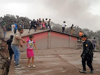 Beim Ausbruch des Feuervulkans in Guatemala sind, nach vorläufigen Angaben, 25 Menschen gestorben, teilte David de León, Sprecher des Katastrophenschutzes, mit. Foto: Prensa Libre/XinHua/dpa
