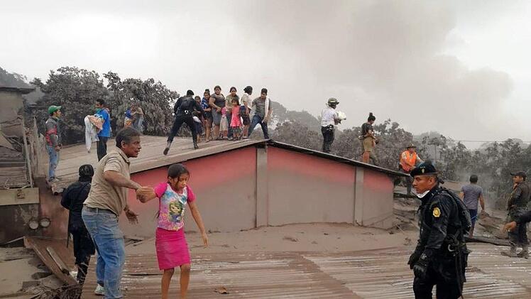 Beim Ausbruch des Feuervulkans in Guatemala sind, nach vorläufigen Angaben, 25 Menschen gestorben, teilte David de León, Sprecher des Katastrophenschutzes, mit. Foto: Prensa Libre/XinHua/dpa