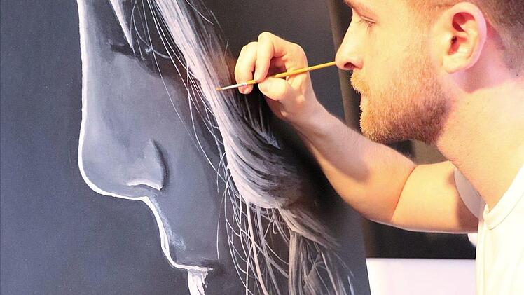Student Tobias Hohner malt am liebsten in schwarz-weiß, nachts und mit Liebe zum Detail. Foto: Corinna Tübel