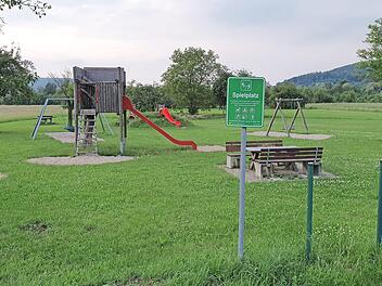 Die Räte beschlossen, die neuen Bewegungsgeräte am Spielplatz Altreuth anzubringen- er ist größer, aber nicht umzäunt. Fotos: Carmen Schwind