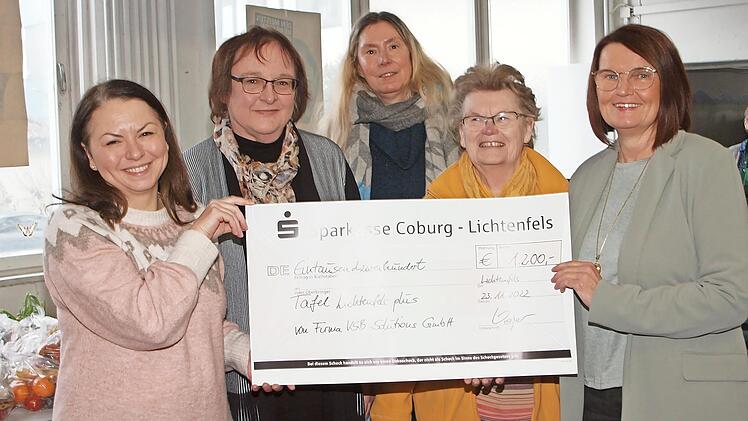 Die Tafelleiterin Joanna Blößl, ihre Kolleginnen Beate Ehl und Gisela Berner sowie die ehrenamtliche Helferin Brigitte Körner bedanken sich herzlich bei Karin Vojer (v.l.) für die großherzige Spende.