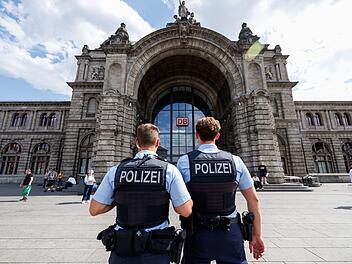 Betrunkener st&ouml;&szlig;t M&auml;dchen im N&uuml;rnberger Hauptbahnhof von Roller