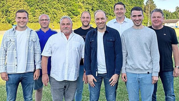 Unser Bild zeigt (von links) Carlos Schramm, Thomas Lobenwein, Raimund Schramm, Julian Brand, Roland Gro&szlig;, B&uuml;rgermeister Martin D&ouml;ring, Fabio Taig und J&ouml;rg Weber.