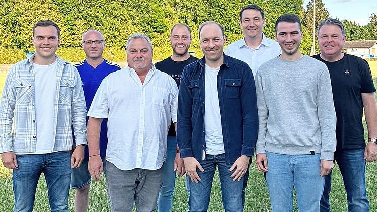 Unser Bild zeigt (von links) Carlos Schramm, Thomas Lobenwein, Raimund Schramm, Julian Brand, Roland Gro&szlig;, B&uuml;rgermeister Martin D&ouml;ring, Fabio Taig und J&ouml;rg Weber.