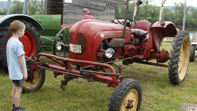 Der kleine Nico Baum aus Göttingen war in Limbach zum ersten Mal bei einem Oldtimer-Bulldog-Treffen. Der rote Porsche mit der verbreiterten Achse faszinierte den Buben.