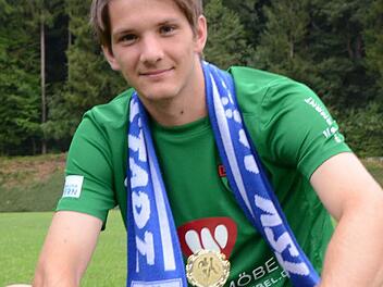 Mit Fanschal des TSV Münnerstadt, aber mittlerweile im Trikot des FC 05 Schweinfurt: Simon Snaschel. Foto: Jürgen Schmitt