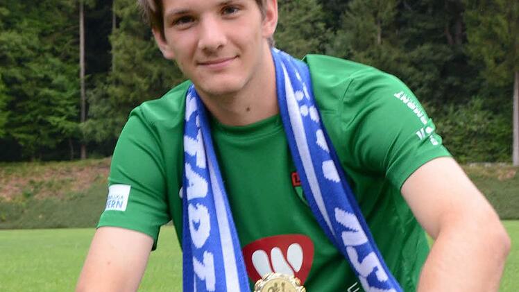 Mit Fanschal des TSV Münnerstadt, aber mittlerweile im Trikot des FC 05 Schweinfurt: Simon Snaschel. Foto: Jürgen Schmitt