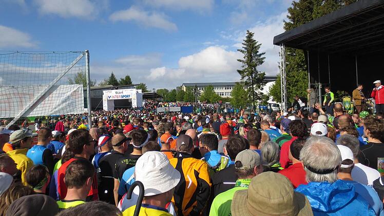 Über 3100 Teilnehmer waren auf der 43,5 Kilometer-Strecke am Start in Neuhaus am Rennweg.