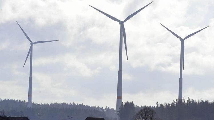 Im Kreis Forchheim noch Planspiel, im Kreis Bamberg schon Wirklichkeit: Über den Dächern von Ludwag bei Scheßlitz erheben sich bereits mehrere Windräder.  Foto: Ronald Rinklef