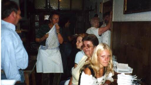 Blick in die Schwemm' im alten "Adler", wo es an guten Tagen - wie hier bei der Kerwa 2004 - rappelvoll war. Foto: privat