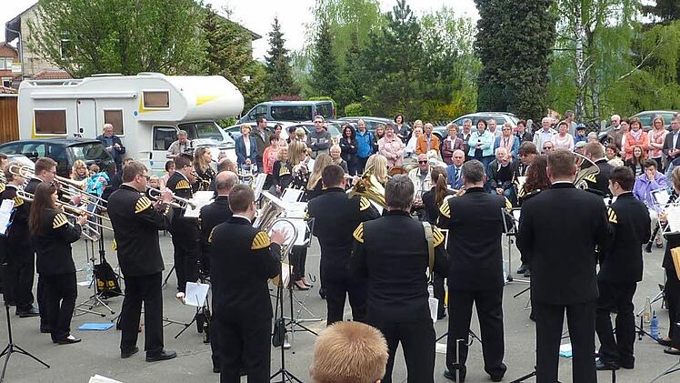 Die Bergmannskapelle Stockheim unter der Leitung von Dirigent Botlik erfreute mit einem bunten Blumenstrauß beliebter Melodien. Foto: Gerd Fleischmann