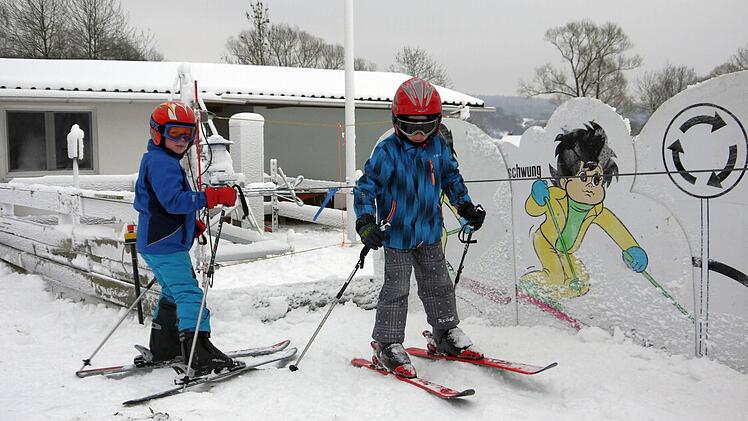 In Neukirchen (Landkreis Coburg) läuft seit Montagnachmittag der Kinderlift am "Gletscher" der WFC. Foto: Berthold Köhler