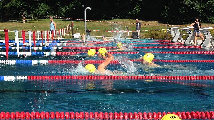 Im Abstand von wenigen Minuten schwammen hunderte Schüler durch das 50-Meter-Becken. Foto: Daniel Ruppert