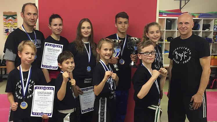Zwölfmal standen die Eberner Kickboxer bei den Bavarian Open in Altötting auf dem  Treppchen, was eine überragende Bilanz bedeutet.  Hinten von links  Stefan Güßbacher, Tamara Gesing, Johanna Zeitler, Darius Strätz, Alea Genslein, Jürgen Schorn,  vorne von links Max Matuschek, Jannik Viesmann, Jule Greul und Nikolas Hübner
