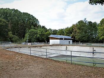 Aus diesem Becken der Kläranlage Neuenmarkt wurden rund 600 Kubikmeter Klärschlamm entsorgt. Die Entsorgungskosten liegen bei rund 12 200 Euro. Foto: Werner Reißaus