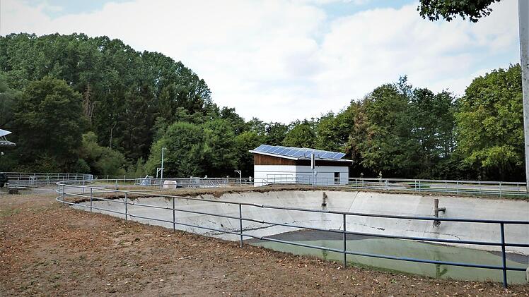 Aus diesem Becken der Kläranlage Neuenmarkt wurden rund 600 Kubikmeter Klärschlamm entsorgt. Die Entsorgungskosten liegen bei rund 12 200 Euro. Foto: Werner Reißaus