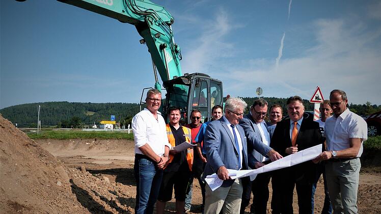 Beim Ortstermin (vorne, von links) Bautechniker Bernd Wälzlein, Bürgermeister Günther Hübner, Baudirektor Siegfried Beck, Landrat Klaus Peter Söllner und Michael Russ von der Firma Rädlinger. Foto: Werner Reißaus