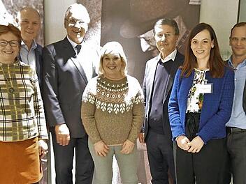 Hedi und Adolf Wedel, Joachim und Gerswid Herrmann, Helmut Hack, Anne Wedel-Klein und Martin A. Wedel (v. l.) in den R&auml;umen der Martin-Bauer-Group Foto: privat