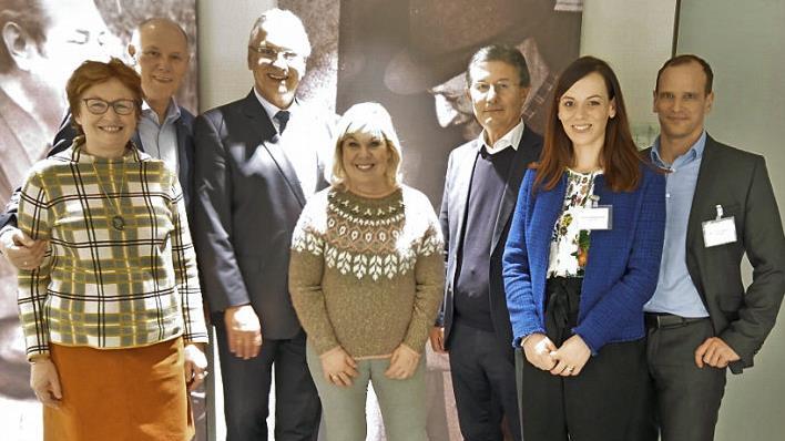 Hedi und Adolf Wedel, Joachim und Gerswid Herrmann, Helmut Hack, Anne Wedel-Klein und Martin A. Wedel (v. l.) in den R&auml;umen der Martin-Bauer-Group Foto: privat