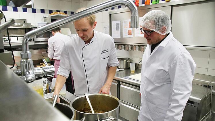 Sebastian Höhn hat bei der Kontrolle seiner Küche nichts zu fürchten. Hier passt alles.  Fotos: Sebastian Schanz
