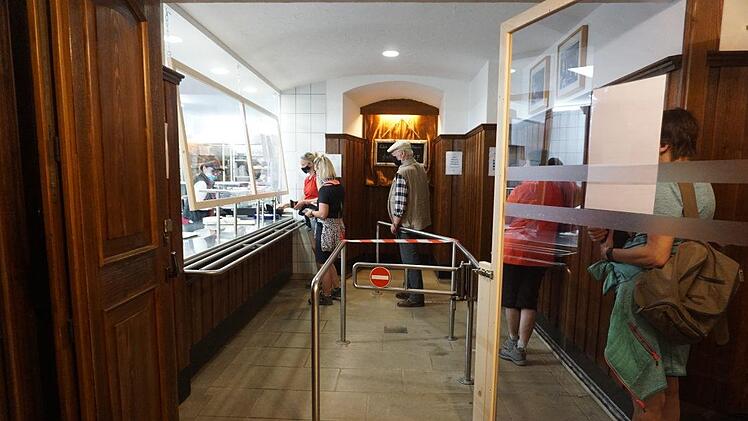 Die Essensausgabe im Kloster Kreuzberg entsprechend der Corona-Auflagen  umgerüstet. Es ist ein Mindestabstand von 1,5 Meter zu wahren, die  Kontaktbeschränkungen sind zu beachten sowie die Abstand- und  Laufflächen. Bei Abholung von Speisen und Getränken ist eine  Mund-Nase-Maske zu tragen. Foto: Marion Eckert