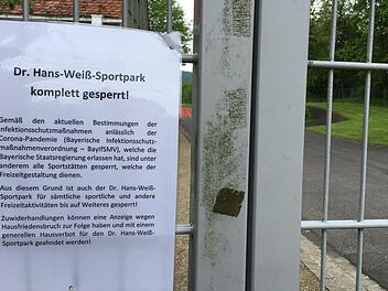 Dieser Zettel zierte am Freitag noch den Eingangsbereich am Sportpark. Aktuell ist der Inhalt allerdings nicht. Foto: Jürgen Schmitt