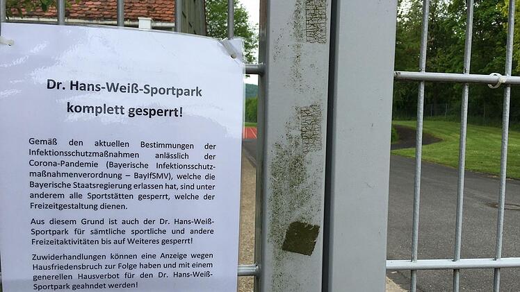 Dieser Zettel zierte am Freitag noch den Eingangsbereich am Sportpark. Aktuell ist der Inhalt allerdings nicht. Foto: Jürgen Schmitt