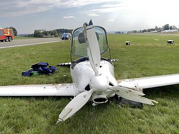 Flugunfall in Hof: Hoher Schaden nach missglückter Landung Flugunfall in Hof: Hoher Schaden nach missglückter Landung