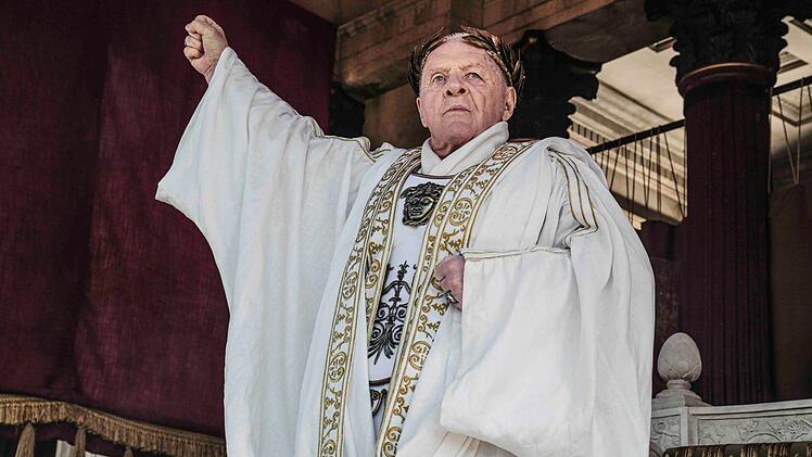 Kaiser Vespasian (Anthony Hopkins) lenkt das römische Volk mit bizarren Kampfspielen ab.