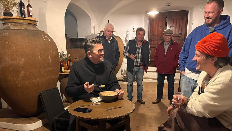 Nach dem Gesang des Herrenchors verkostet M&auml;lzer eine portugiesische Fischkopfsuppe.